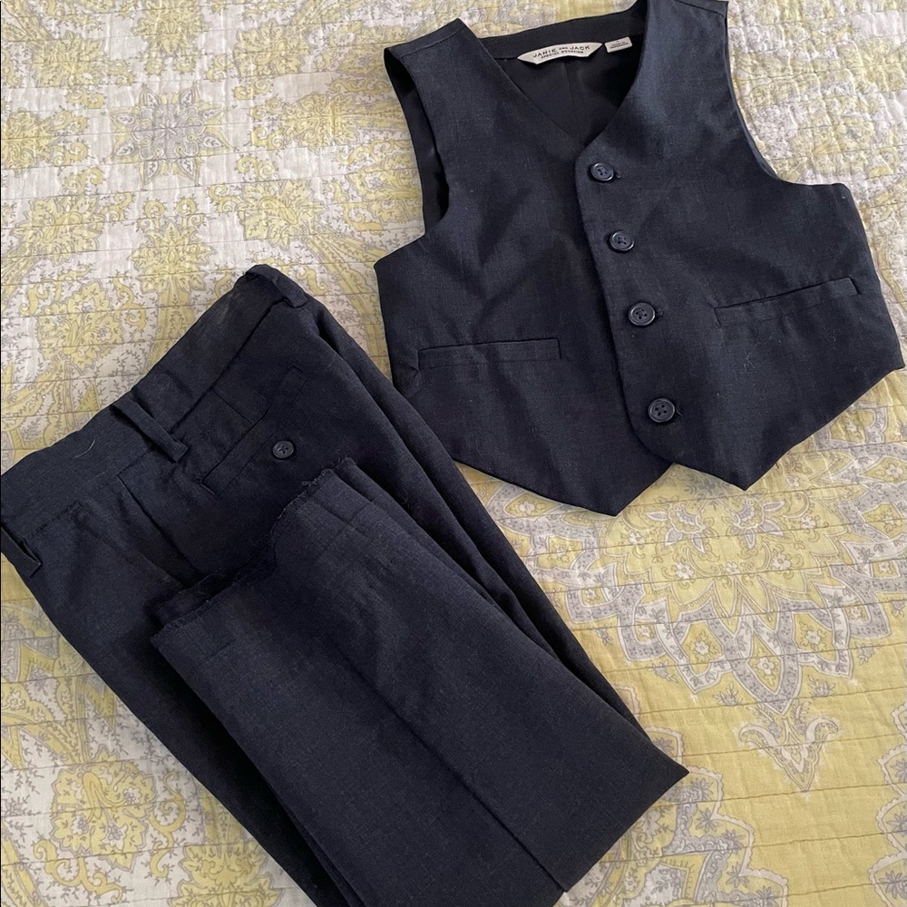 Janie And Jack Ilowered the hem of the pants, it is not broken, almost new,